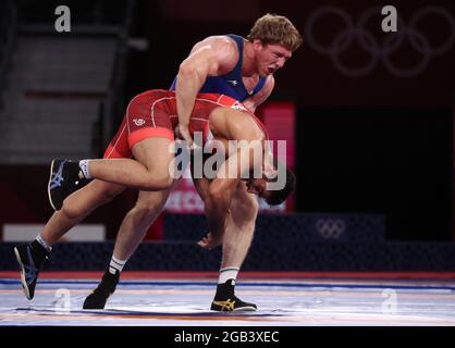 02 agosto 2021, Giappone, Chiba: Wrestling/Freestyle: Olympia, 97 kg/greco-romano, uomini, Semifinali al Makuhari Messe Hall A. Mohammadhadi Saravi dell'Iran e Artur Aleksanyan (sopra) dell'Armenia in azione. Foto: Jan Woitas/dpa-Zentralbild/dpa Foto Stock