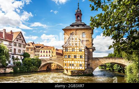 Il vecchio municipio di Bamberga sul fiume Regnitz nella regione amministrativa dell'alta Franconia in Baviera Germania Foto Stock