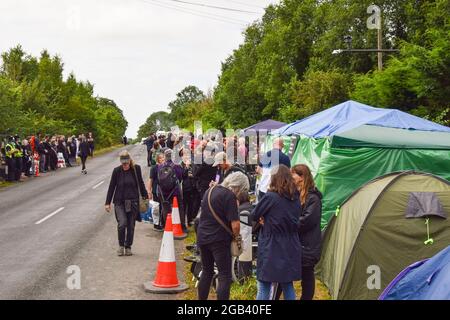 Huntingdon, Regno Unito. 1 agosto 2021. Gli attivisti del benessere animale si sono riuniti fuori dal sito di allevamento delle aquile di MBR Acres per chiedere il rilascio di 2000 aquile secondo i manifestanti, che sono stati allevati per essere utilizzati in esperimenti crudeli. Decine di attivisti hanno anche allestito un campeggio a lungo termine fuori dal sito per fare pressione sull'azienda affinché rilasci i cani e chiuda le strutture. Foto Stock