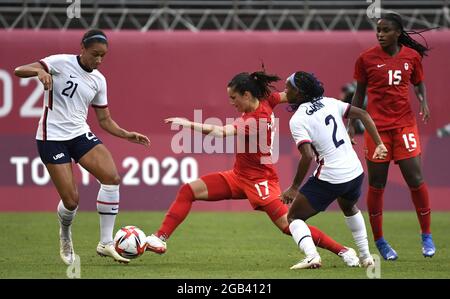 Kashima, Giappone. 02 agosto 2021. Il canadese Jessie Fleming (C) muove la palla tra Lynn Williams degli Stati Uniti (21) e Crystal Dunn (2) mentre il compagno di squadra Nichelle Prince (R) guarda durante la partita semifinale femminile di calcio alle Olimpiadi di Tokyo 2020, lunedì 2 agosto 2021, a Kashima, Giappone. Il Canada ha sconfitto gli USA 1-0 con un calcio di punizione. Foto di Mike Theiler/UPI Credit: UPI/Alamy Live News Foto Stock