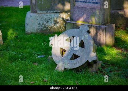 Cimitero gotico con tombe nel terreno e lapidi a forma di croci celtiche Foto Stock