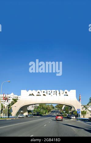 Marbella, Spagna - Maggio 20 2021: L'Arco d'ingresso di Marbella al tramonto Foto Stock