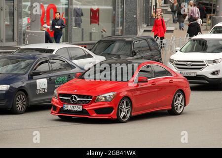 Kiev, Ucraina - 3 maggio 2019: Red Mercedes-Benz CLA in città Foto Stock