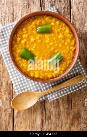 Kik Alicha giallo etiope Pea Split Stew closeup nella ciotola sul tavolo. Vista dall'alto verticale Foto Stock