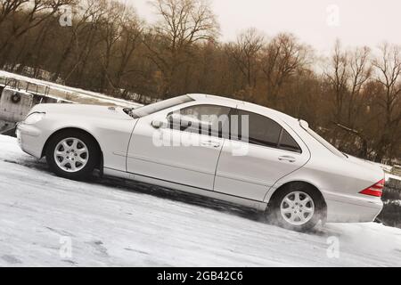 Chernihiv, Ucraina - 22 novembre 2018: Mercedes-Benz Classe S in inverno sullo sfondo di alberi Foto Stock