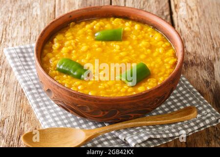 Kik Alicha Split Pea stufato sano cibo vegetariano e vegetariano primo piano nella ciotola sul tavolo. Orizzontale Foto Stock