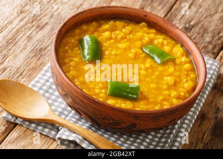Cibo vegetariano Kik Alicha giallo etiope Spalato Pea Stew primo piano nella ciotola sul tavolo. Orizzontale Foto Stock