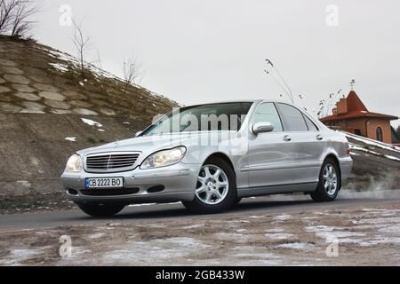 Chernihiv, Ucraina - 22 novembre 2018: Mercedes-Benz Classe S in inverno sullo sfondo delle case Foto Stock