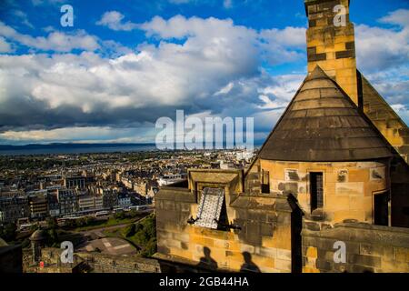 Diverse vedute del grande castello infestato di Edimburgo, passaggi, angoli, mausolei, chiese e cappelle, stalle, pareti difensive, e viste del c. Foto Stock