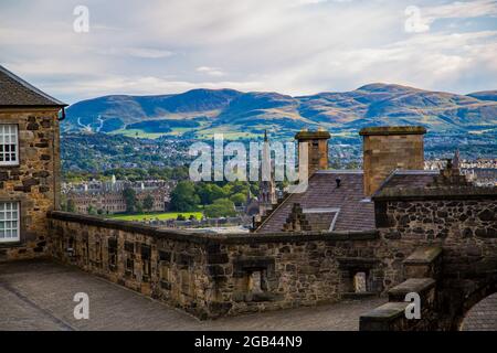 Diverse vedute del grande castello infestato di Edimburgo, passaggi, angoli, mausolei, chiese e cappelle, stalle, pareti difensive, e viste del c. Foto Stock