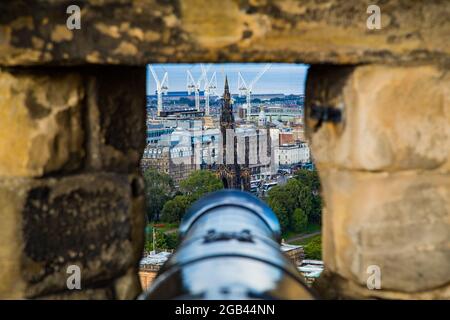 Diverse vedute del grande castello infestato di Edimburgo, passaggi, angoli, mausolei, chiese e cappelle, stalle, pareti difensive, e viste del c. Foto Stock