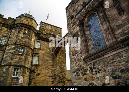 Diverse vedute del grande castello infestato di Edimburgo, passaggi, angoli, mausolei, chiese e cappelle, stalle, pareti difensive, e viste del c. Foto Stock