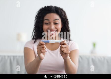 Grandi notizie, emozioni positive e pianificazione familiare, ovulazione Foto Stock