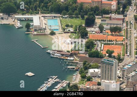Lugano in Svizzera: La vista dal Monte Bre verso il Lido di Lugano Foto Stock