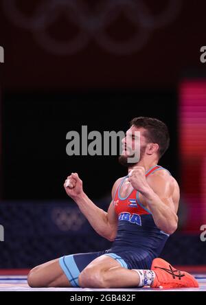 Chiba, Giappone. 02 agosto 2021. Wrestling/Freestyle: Olimpiadi, 60 kg/greco-romano, uomini, finale alla Messe Hall di Makuhari A. Luis Alberto Orta Sanchez di Cuba celebra la sua vittoria. Credit: Jan Woitas/dpa-Zentralbild/dpa/Alamy Live News Foto Stock