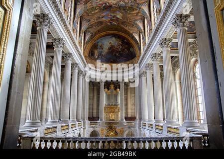 Castello di Versailles. Un organista che suona nella Cappella reale Foto Stock