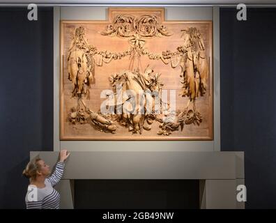 Bonhams, Londra, Regno Unito. 2 agosto 2021. Bonhams ospita il lancio di Grinling Gibbons 300, Carving a Place in History, un festival di un anno a livello nazionale, sotto il patrocinio di HRH il Principe del Galles, che celebra il tercentenario della morte del miglior carver di legno della Gran Bretagna. Il festival si inaugura il 3 agosto – anniversario della morte di Gibbons – con una mostra nazionale, secoli in produzione, a Bonhams New Bond Street. La mostra dura fino al 27 agosto. Credit: Malcolm Park/Alamy Live News. Foto Stock