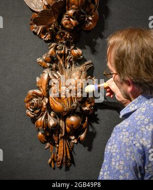 Bonhams, Londra, Regno Unito. 2 agosto 2021. Bonhams ospita il lancio di Grinling Gibbons 300, Carving a Place in History, un festival di un anno a livello nazionale, sotto il patrocinio di HRH il Principe del Galles, che celebra il tercentenario della morte del miglior carver di legno della Gran Bretagna. Il festival si inaugura il 3 agosto – anniversario della morte di Gibbons – con una mostra nazionale, secoli in produzione, a Bonhams New Bond Street. La mostra dura fino al 27 agosto. Credit: Malcolm Park/Alamy Live News. Foto Stock
