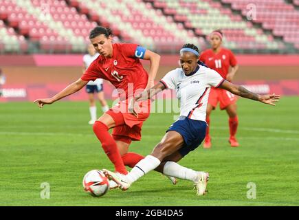 (210802) -- IBARAKI, 2 agosto 2021 (Xinhua) -- Crystal Dunn (R) degli Stati Uniti vies con Christine Sinclair del Canada durante la partita semifinale femminile tra gli Stati Uniti e il Canada ai Giochi Olimpici di Tokyo 2020 a Ibaraki, Giappone, 2 agosto 2021. (Xinhua/Lu Yang) Foto Stock