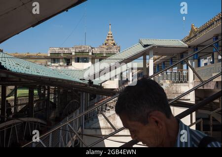 26.01.2017, Yangon, Myanmar, Asia - UN pendolari sulla sua strada per la piattaforma alla stazione ferroviaria centrale di Yangon nel centro della città. Foto Stock