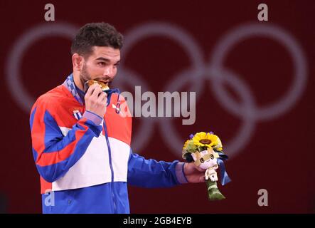 02 agosto 2021, Giappone, Chiba: Wrestling/Freestyle: Olimpiadi, 60 kg/greco-romano, uomini, Cerimonia di premiazione alla Sala Mess di Makuhari A. Luis Alberto Orta Sanchez di Cuba celebra con la sua medaglia d'oro. Foto: Jan Woitas/dpa-Zentralbild/dpa Foto Stock