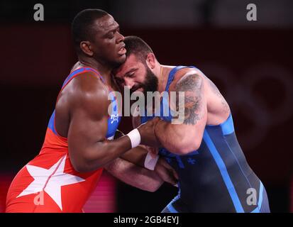 02 agosto 2021, Giappone, Chiba: Wrestling/Freestyle: Olympia, 130 kg/greco-romano, uomini, Finale al Makuhari Messe Hall A. Mijain Lopez Nunez (l, Cuba) e Jakobi Kajaia (Georgia) in azione. Foto: Jan Woitas/dpa-Zentralbild/dpa Foto Stock