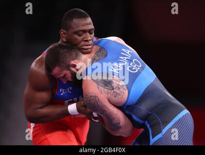 02 agosto 2021, Giappone, Chiba: Wrestling/Freestyle: Olympia, 130 kg/greco-romano, uomini, Finale al Makuhari Messe Hall A. Mijain Lopez Nunez (l, Cuba) e Jakobi Kajaia (Georgia) in azione. Foto: Jan Woitas/dpa-Zentralbild/dpa Foto Stock