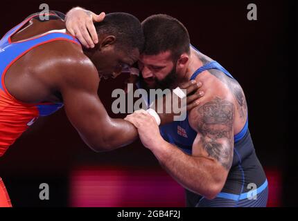 02 agosto 2021, Giappone, Chiba: Wrestling/Freestyle: Olympia, 130 kg/greco-romano, uomini, Finale al Makuhari Messe Hall A. Mijain Lopez Nunez (l, Cuba) e Jakobi Kajaia (Georgia) in azione. Foto: Jan Woitas/dpa-Zentralbild/dpa Foto Stock