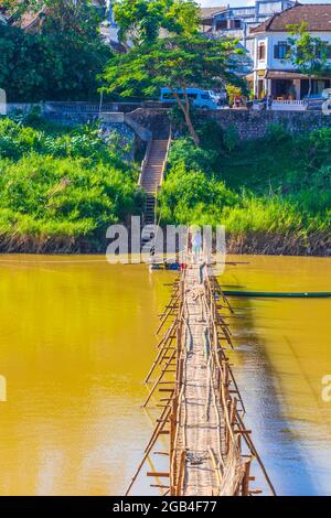 Luang Prabang Laos 21. Novembre 2018 tutto l'anno costruzione di Bamboo Bridge Gate sul fiume Mekong in Luang Prabang Laos. Foto Stock