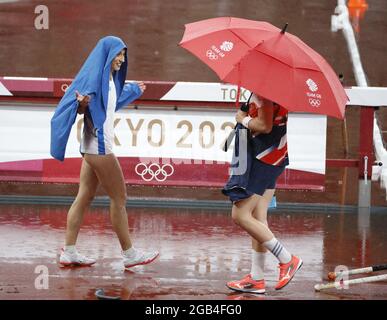 Tokyo, Giappone. 02 agosto 2021. Gli atleti si divertono con una pioggia allo Stadio Olimpico durante le Olimpiadi estive del 2020 a Tokyo, Giappone, lunedì 2 agosto 2021. Photo by Tasos Katopodis/UPI Credit: UPI/Alamy Live News Foto Stock
