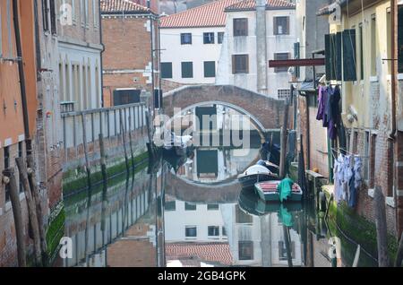 Vedutas dei canali di Venezia con i palazzi riflessi nelle acque Foto Stock