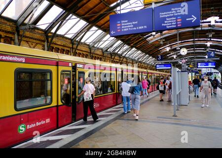 DEU, Deutschland, Berlino, 20.07.2021: Haltender S-Bahn-Zug am Bahnsteig des Bahnhofs Hackescher Markt a Berlino Mitte im Sommer Foto Stock