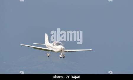 Thiene, Italia, 8 LUGLIO 2021, aeroplano ultraleggero che atterra su una pista di campagna in una soleggiata giornata estiva. TECNAM P2002 JF utilizzato come aereo da allenamento e da sport privati. Foto Stock