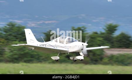 Thiene, Italia, 8 LUGLIO 2021, aeroplano ultraleggero che atterra su una pista di campagna in una soleggiata giornata estiva. TECNAM P2002 JF utilizzato come aereo da allenamento e da sport privati. Foto Stock