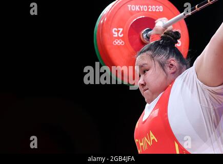 Tokyo. 2 agosto 2021. Li Wenwen della Cina compete durante la finale di 87kg delle donne di sollevamento pesi ai Giochi Olimpici di Tokyo 2020 a Tokyo, Giappone, il 2 agosto 2021. Credit: Yang Lei/Xinhua/Alamy Live News Foto Stock