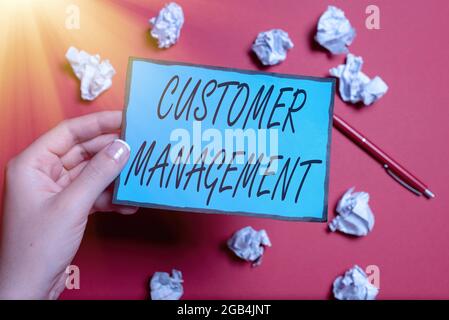 Scrittura a mano del testo Gestione clienti. Parola per la fidelizzazione dei clienti e, in ultima analisi, per la crescita delle vendite scrivere note e idee importanti nuovo Bollettino Foto Stock