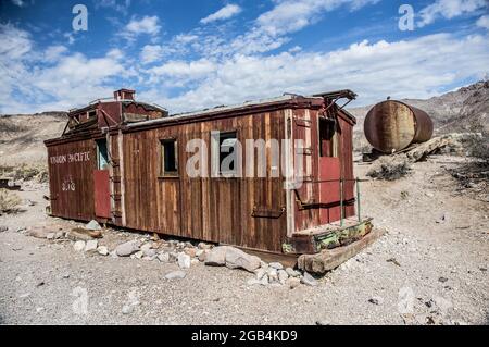 Treno vecchio e abbandonato a Rhyolite Ghost Town, Nevada, Stati Uniti Foto Stock