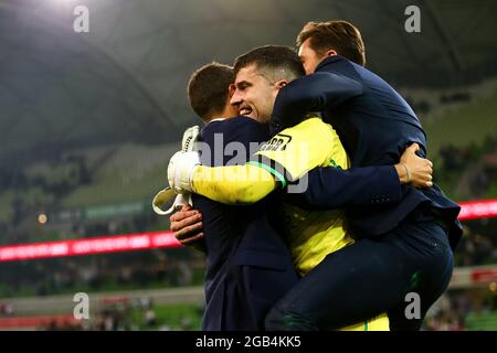 Melbourne, Australia, 1 aprile 2021. : Ryan Scott di Western United ottiene l'amore dallo staff del Western United dopo una grande vittoria durante la partita di calcio Hyundai A-League tra il Western United FC e il Melbourne City FC. Credit: Dave Hewison/Speed Media/Alamy Live News Foto Stock