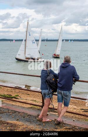 settimana dei cowes, isola di wight, regata di vela, regata di yacht, spettatori, guardare gli yacht, guardare le barche, barche a vela, coppie di mezza età. Foto Stock