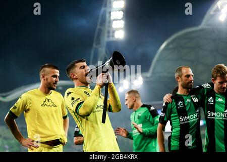 Melbourne, Australia, 1 aprile 2021. : Ryan Scott di Western United canta ai suoi fan su un megafono durante la partita di calcio Hyundai A-League tra il Western United FC e il Melbourne City FC. Credit: Dave Hewison/Speed Media/Alamy Live News Foto Stock