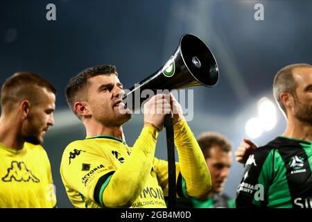 Melbourne, Australia, 1 aprile 2021. : Ryan Scott di Western United canta ai suoi fan su un megafono durante la partita di calcio Hyundai A-League tra il Western United FC e il Melbourne City FC. Credit: Dave Hewison/Speed Media/Alamy Live News Foto Stock