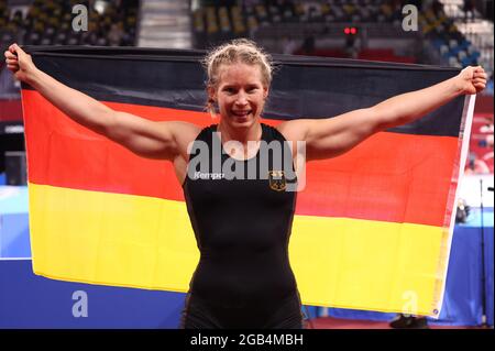 02 agosto 2021, Giappone, Chiba: Wrestling/Freestyle: Olympia, 76 kg/Freestyle, Donne, Finale al Makuhari Messe Hall A. primo posto Aline Rotter-Focken (Germania) festeggia dopo la partita. Foto: Jan Woitas/dpa-Zentralbild/dpa Foto Stock