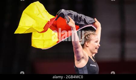 02 agosto 2021, Giappone, Chiba: Wrestling/Freestyle: Olympia, 76 kg/Freestyle, Donne, Finale al Makuhari Messe Hall A. primo posto Aline Rotter-Focken (Germania) festeggia dopo la partita. Foto: Jan Woitas/dpa-Zentralbild/dpa Foto Stock