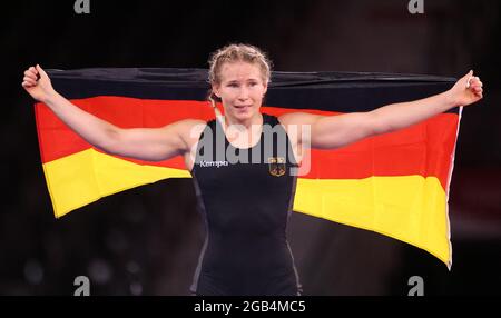 02 agosto 2021, Giappone, Chiba: Wrestling/Freestyle: Olympia, 76 kg/Freestyle, Donne, Finale al Makuhari Messe Hall A. primo posto Aline Rotter-Focken (Germania) festeggia dopo la partita. Foto: Jan Woitas/dpa-Zentralbild/dpa Foto Stock