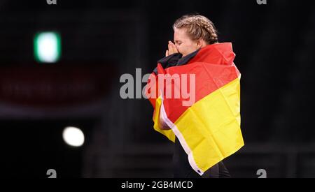 02 agosto 2021, Giappone, Chiba: Wrestling/Freestyle: Olympia, 76 kg/Freestyle, Donne, Finale al Makuhari Messe Hall A. primo posto Aline Rotter-Focken (Germania) festeggia dopo la partita. Foto: Jan Woitas/dpa-Zentralbild/dpa Foto Stock