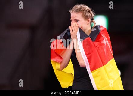 02 agosto 2021, Giappone, Chiba: Wrestling/Freestyle: Olympia, 76 kg/Freestyle, Donne, Finale al Makuhari Messe Hall A. primo posto Aline Rotter-Focken (Germania) festeggia dopo la partita. Foto: Jan Woitas/dpa-Zentralbild/dpa Foto Stock