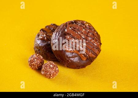 Ciambelle gourmet al gusto di nocciole fatte a mano Foto Stock