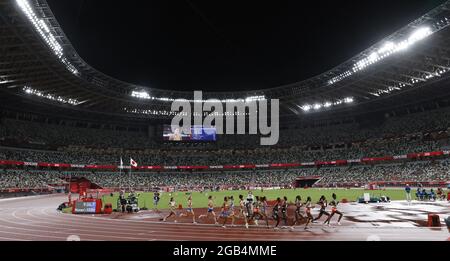 Tokyo, Giappone. 02 agosto 2021. I concorrenti si disputano nella finale femminile di 5.000 metri allo Stadio Olimpico durante le Olimpiadi estive del 2020 a Tokyo, Giappone, lunedì 2 agosto 2021. Photo by Tasos Katopodis/UPI Credit: UPI/Alamy Live News Foto Stock