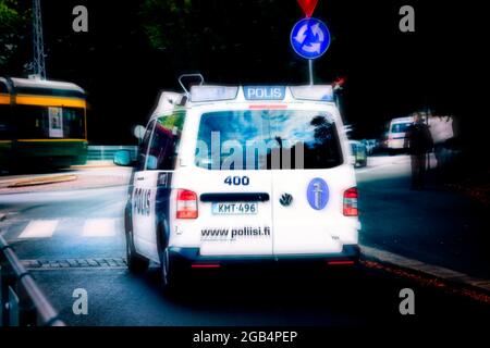 Volkswagen Transporter polizia veicolo a velocità sulla strada, movimento sfocato, illustrazione editoriale. Foto Stock