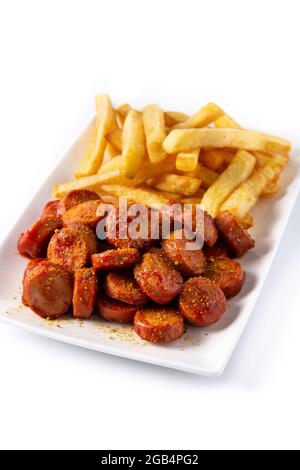 Currywurst tedesco tradizionale isolato su sfondo bianco. Cibo tipico dell'Oktoberfest Foto Stock